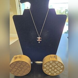 Elegant Silver Pendant Necklace